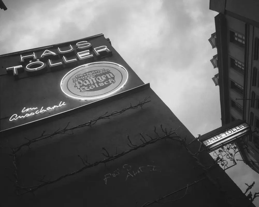 Fassade des Haus Töller mit Schriftzug in der Weyerstraße