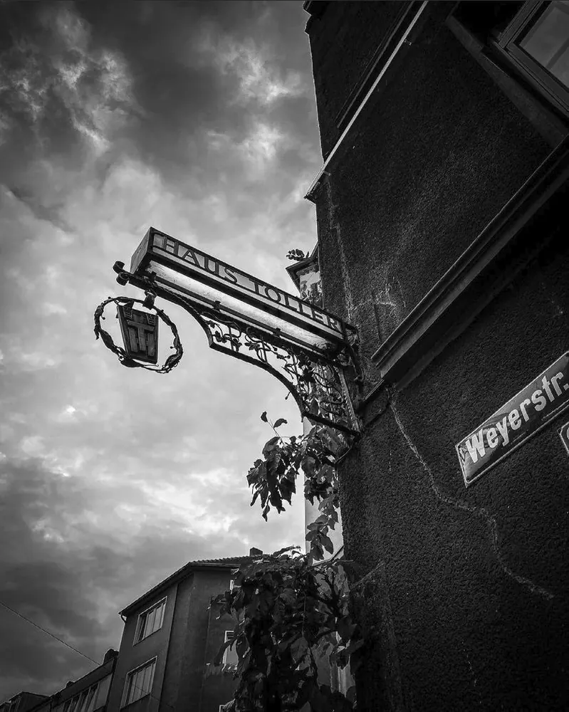 Historisches Wirtshausschild an der Ecke Weyerstraße
