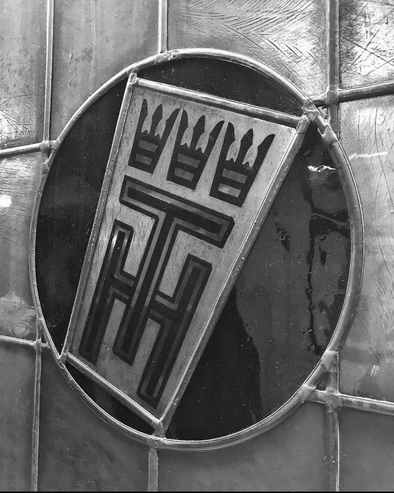 Das Wappen des Haus Töller in einer Bleiglasscheibe