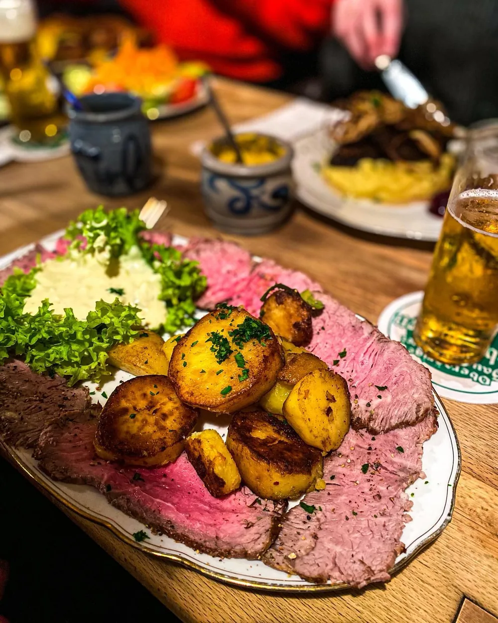 Roastbeef mit Bratkartoffeln, Remoulade und Salat auf einem Teller im Haus Töller
